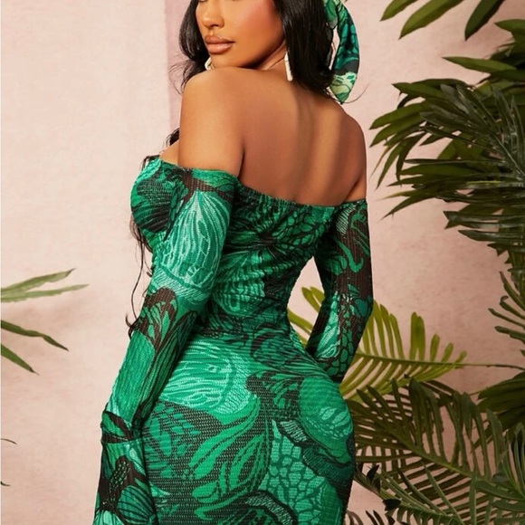 Off the shoulder Dress with matching head scarf - Picture 2 of 2